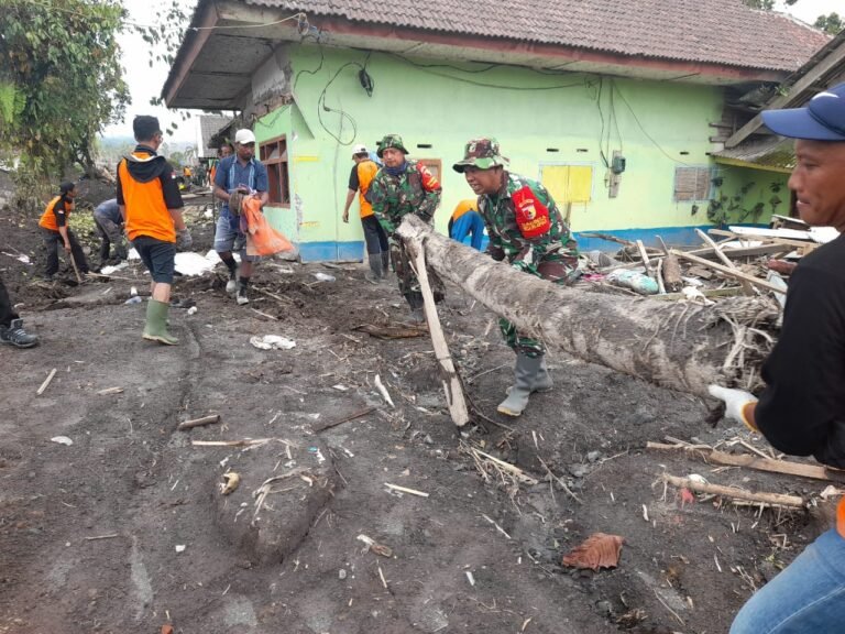 TNI Tingkatkan Aksi Kemanusiaan: Satgas Penanggulangan Bencana Kodim 0821 Intensifkan Pembersihan Rumah Warga Terdampak Erupsi Semeru
