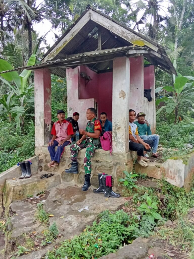 Babinsa Jelun Perkuat Kemanunggalan TNI dengan Warga Melalui Komsos