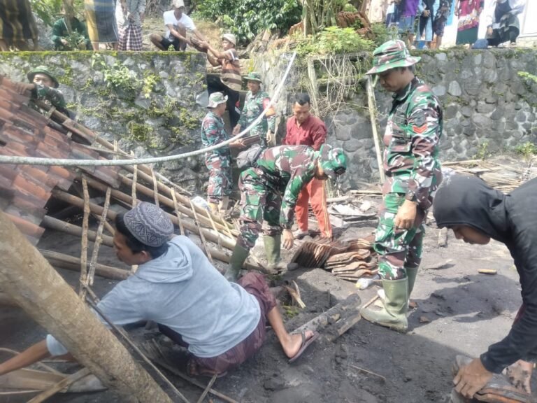 Bahu-Membahu dengan Warga, Personel Kodim Lumajang Ringankan Dampak Lahar Dingin Semeru
