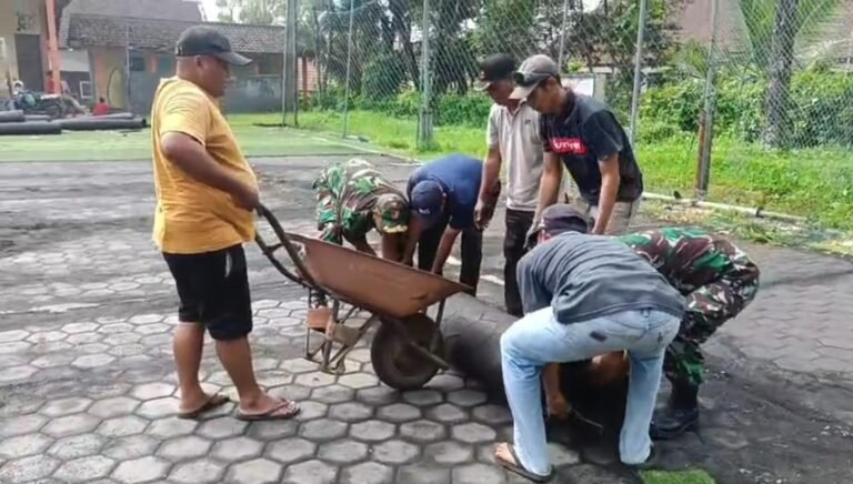 5 Personel Posramil 0825-22/Licin Laksanakan Kerja Bakti Pembersihan dan Pembongkaran Lapangan Futsal untuk Lahan KDKMP