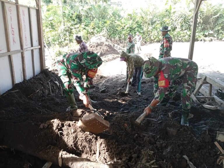 Anggota Kodim 0821 Lumajang Dipimpin Peltu M. Sholeh Bersihkan Material Vulkanik di Desa Supit Urang