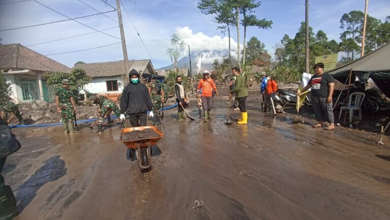 Personel Gabungan TNI, BPBD, dan Relawan Kerahkan Kekuatan Bersihkan Jalan Tertimbun Material Vulkanik Semeru