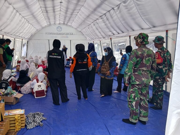 TNI Dampingi Guru Mengajar di Sekolah Darurat untuk Pastikan Hak Belajar Anak Tetap Terpenuhi
