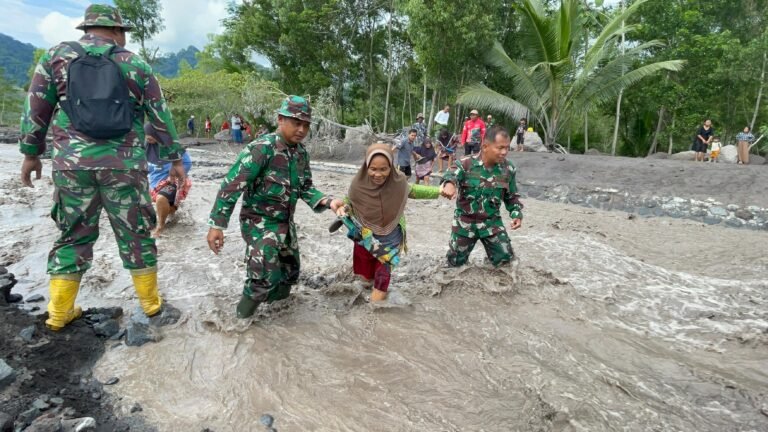 Personel Siaga Bencana Kodim 0821/Lumajang Bantu Warga Menyebrang Sungai Dusun Sumberlangsep