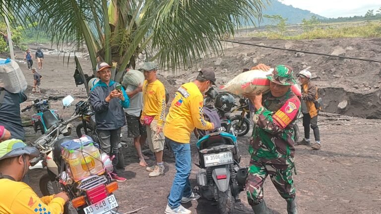 TNI Evakuasi Warga di Tengah Derasnya Lahar Dingin Semeru: Wujud Nyata Pengabdian Tanpa Batas.