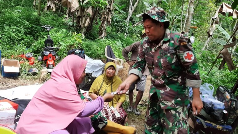 Pelayanan Medis: Polkes 05.09.02 Lumajang Tangani Keluhan Kesehatan Warga Pengungsi Lahar Dingin Semeru
