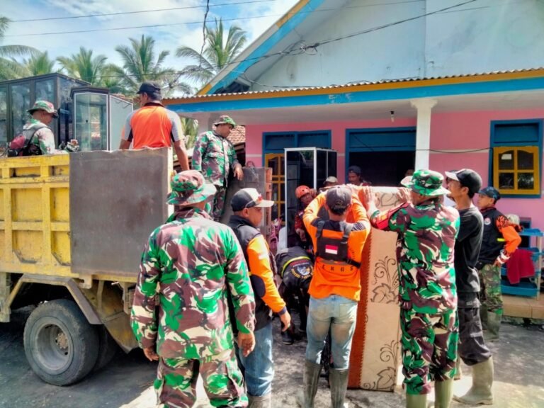 Selamatkan Harta Benda Korban, Bati Tuud Koramil Candipuro Pimpin Evakuasi Aset Warga Terdampak Lahar Dingin
