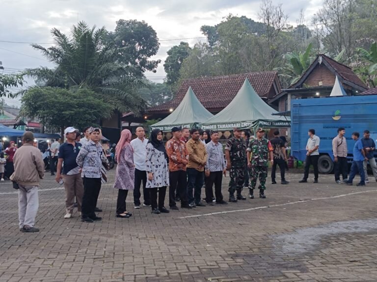 Bupati Banyuwangi Gelar ‘Bunga Desa’ di Licin, Fokus Pelayanan Publik hingga Edukasi Kesiapsiagaan Bencana