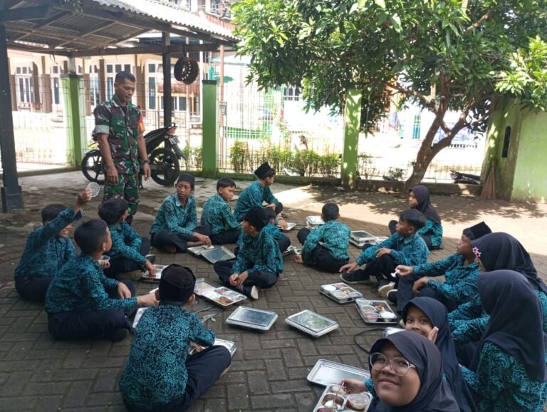 Babinsa Posramil Licin Kawal Distribusi Makanan Bergizi Gratis untuk 1.731 Siswa di Banyuwangi
