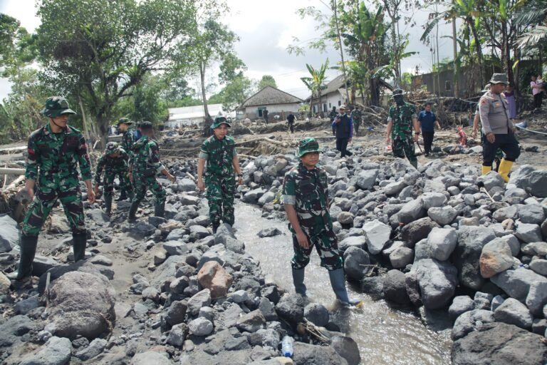 Karya Bhakti Korem 083/Bdj Diikuti 550 Personel di Supiturang, Wujud Kepedulian TNI AD Pasca Bencana