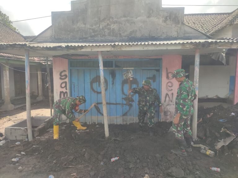 Percepatan Pemulihan: TNI Lumajang Gotong Royong Bersihkan Material Lahar di Rumah Warga