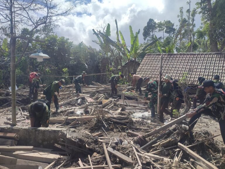 Gandeng Saka Wira Pramuka, Personel TNI Lumajang Bersihkan Puing Rumah Warga Terdampak Lahar Dingin Semeru