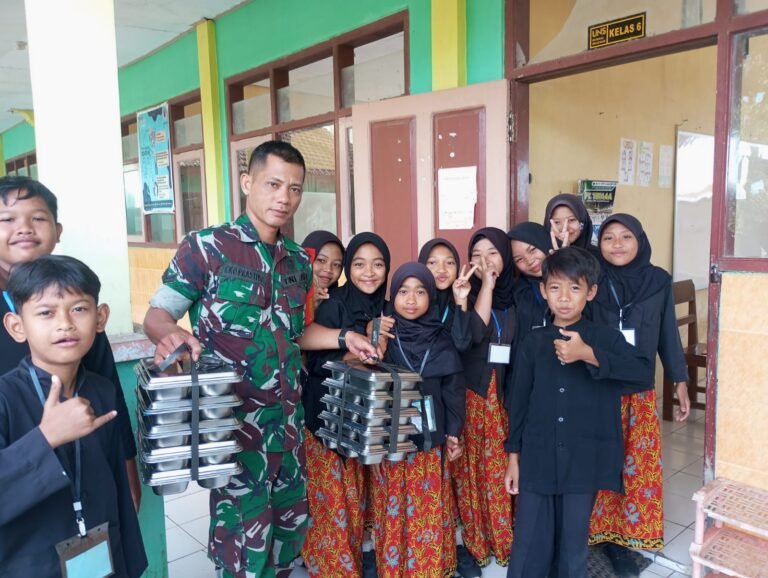 Babinsa Desa Banjar Kawal Pendistribusian 1.731 Paket Makan Bergizi Gratis di Licin