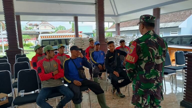Babinsa Desa Tamansari Posramil 0825-22 Licin Bersama BNPB Laksanakan Mitigasi Bencana untuk Linmas