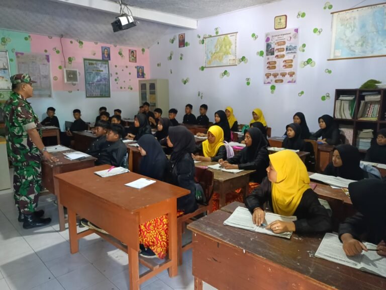 Senyum Ceria Siswa SDN 1 Tamansari Warnai Kegiatan Wawasan Kebangsaan Babinsa Posramil 0825-22 Licin