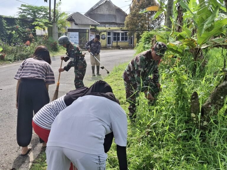 Anggota Posramil 0825-22 Licin Laksanakan Karya Bakti TNI Pembersihan Lingkungan Desa Binaan