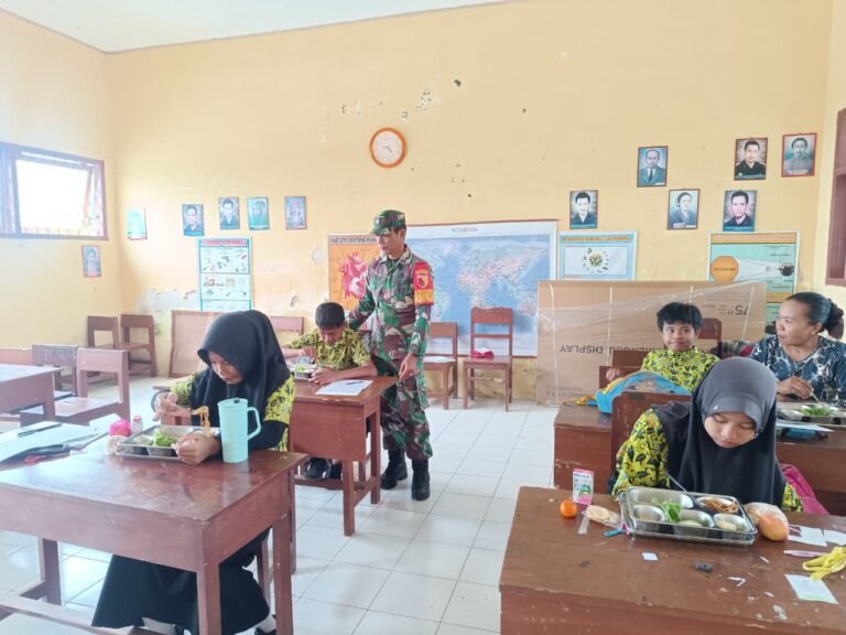Babinsa Desa Banjar Dampingi Penyaluran Program Makan Bergizi Gratis di SDN 1 Banjar