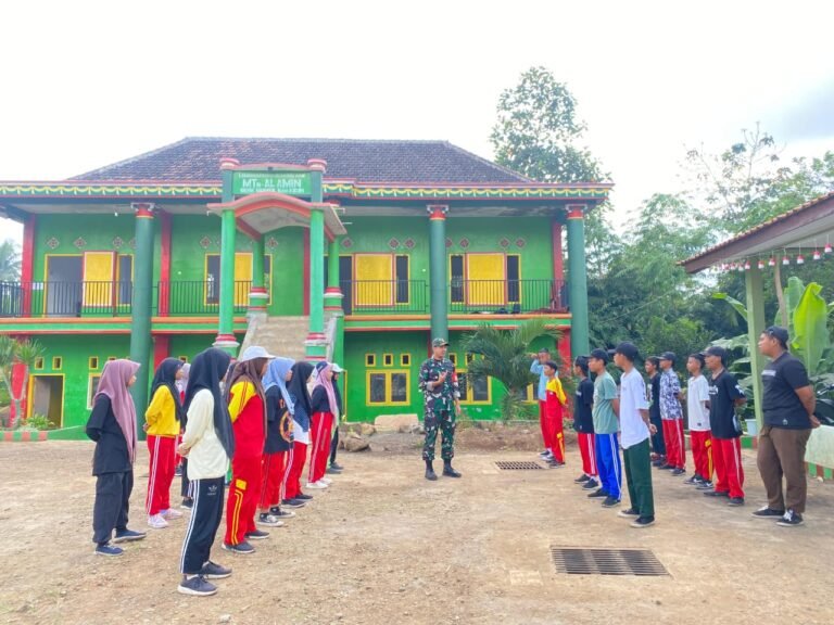 Babinsa Desa Gumuk Tanamkan Disiplin dan Jiwa Kebangsaan Melalui Pelatihan PBB di MTS Al-Amin