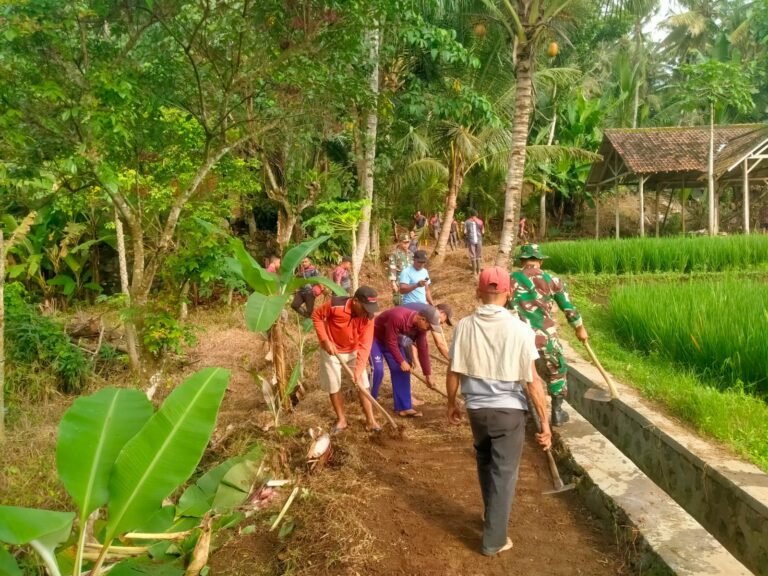 Babinsa Desa Gumuk Dampingi Karya Bakti Jumat Bersih, Wujudkan Lingkungan Sehat dan Gotong Royong