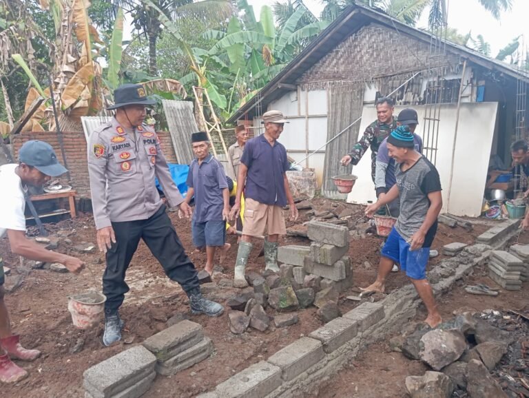 Sinergi TNI–Polri dan Warga, Kerja Bhakti Bangun Rumah Korban Kebakaran di Licin