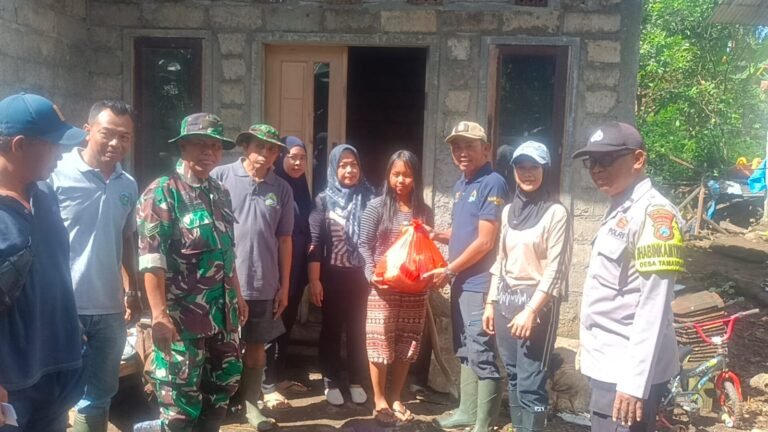Karya Bakti Bersihkan Dampak Banjir di Dusun Sumberwatu, Aparat dan Warga Gotong Royong Pulihkan Saluran Air