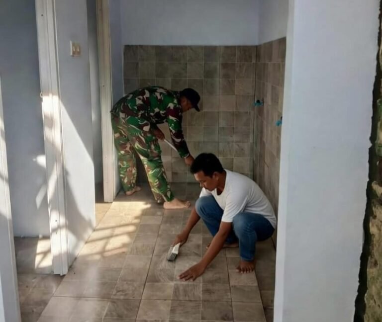 Kebersamaan TMMD dan Warga, Kamar Mandi Mushola Jadi Nyaman