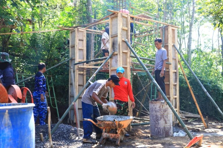 Pembangunan Tandon SPAM dan Pipanisasi di Dusun Klagin Terus Dikebut Satgas TMMD ke-128. 