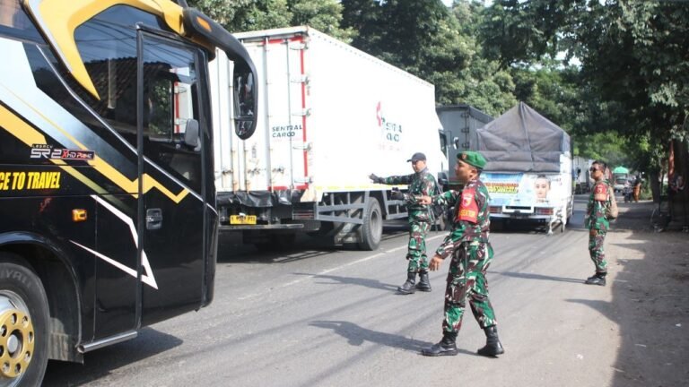 Dandim 0825/Banyuwangi Terjun Langsung Laksanakan Patroli, Urai Kemacetan di Jalur Strategis Ketapang