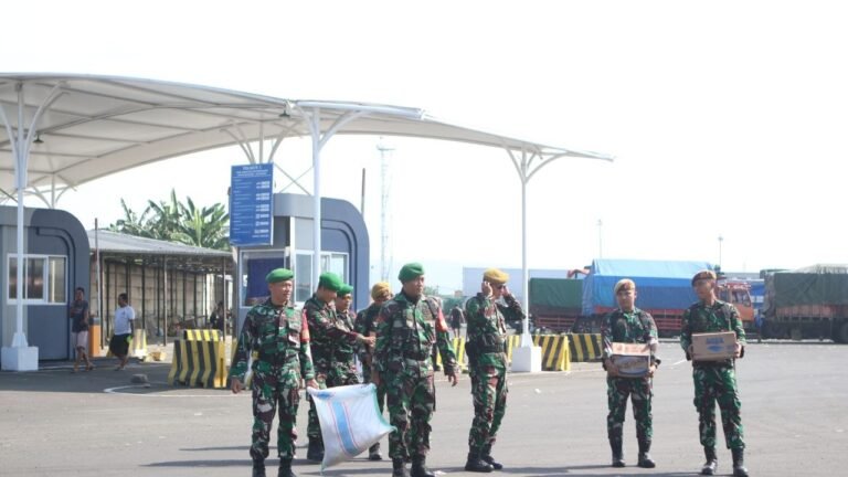 Jumat Penuh Kepedulian di Ketapang: Aksi Sunyi Prajurit Kodim 0825 Banyuwangi Menghangatkan Hati Sopir Truk dengan Berbagi Makanan dan Minuman