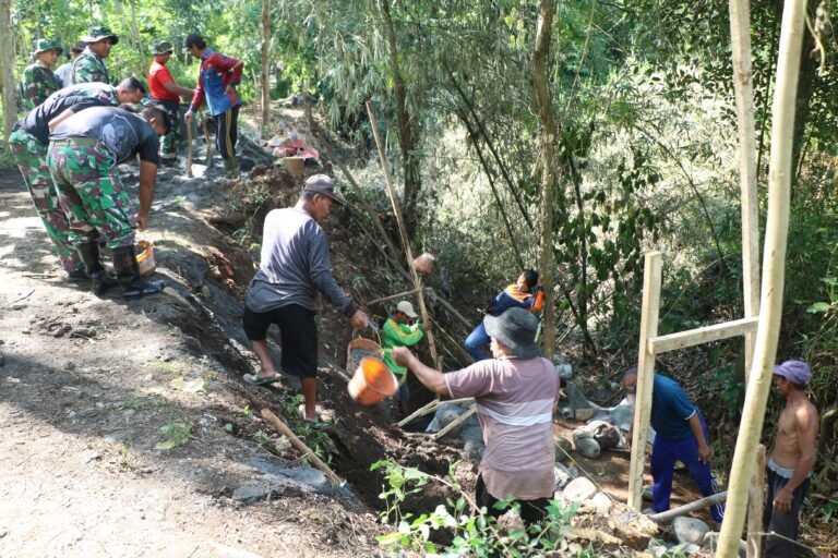 Sinergi TNI Bangun Tanggul Penahan Tanah TPT, Hari Pertama TMMD ke-128 di Desa Brabe Dimulai Probolinggo