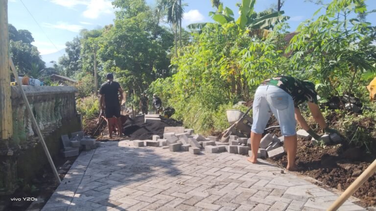 Personel TMMD ke 128 Tahun 2026 Kodim 0820/Probolinggo, Cuaca Cerah Dukung Pemasangan Paving di Dusun Klading Desa Brabe Kecamatan Maron Probolinggo