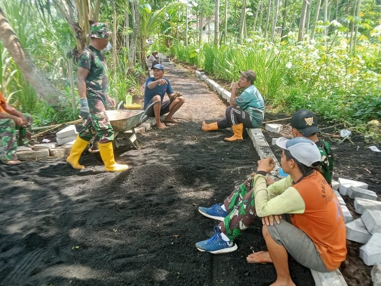 Keakraban Satgas TMMD Probolinggo dan Warga Desa Brabe Maron Menguat di Tengah Pengerjaan Pavingisasi