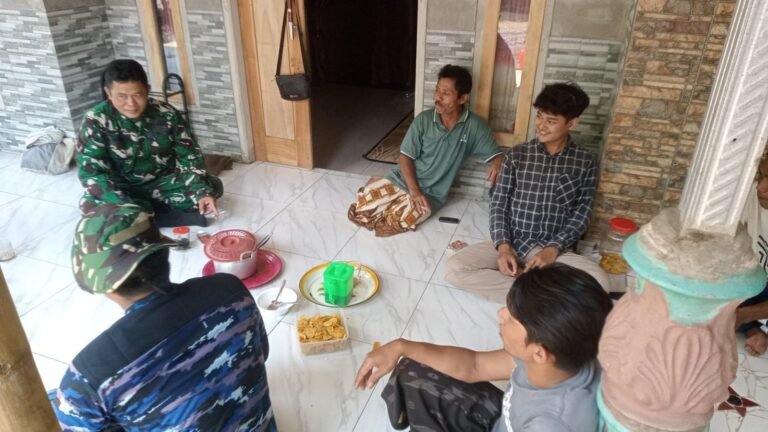Komsos TMMD ke-128 Kodim Probolinggo Perkuat Kedekatan TNI dan Warga di Dusun Klagin