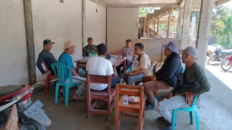 Pererat Sinergitas dengan Warga, Babinsa Desa Tamansari Gelar Komsos Bersama Aparat Desa