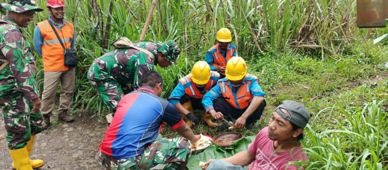 Lepas Penat di Sela Tugas, Satgas TMMD Ke-128 dan Petugas PLN Duduk Bersama Warga Desa Brabe Nikmati Singkong Rebus