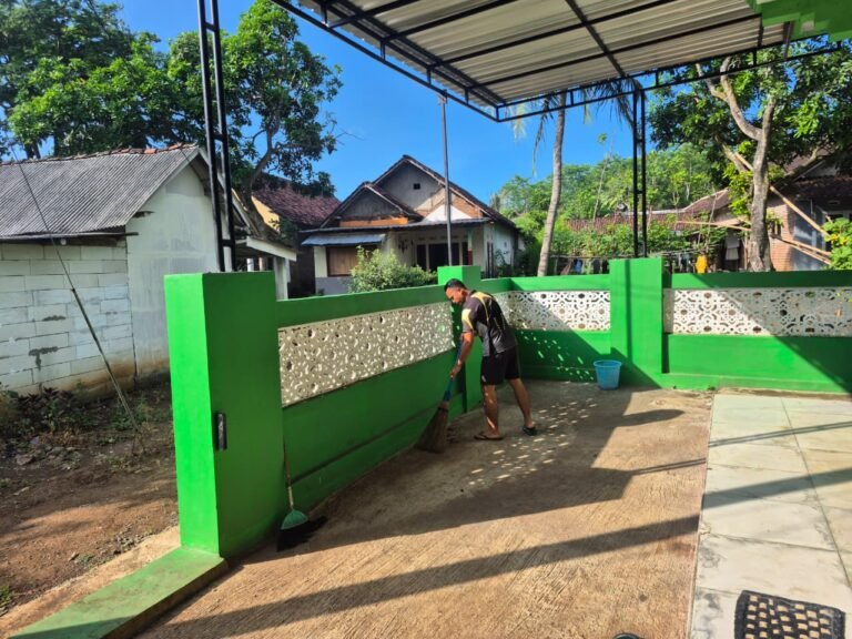 Jelang Shalat Jumat, Satgas Bersihkan Masjid