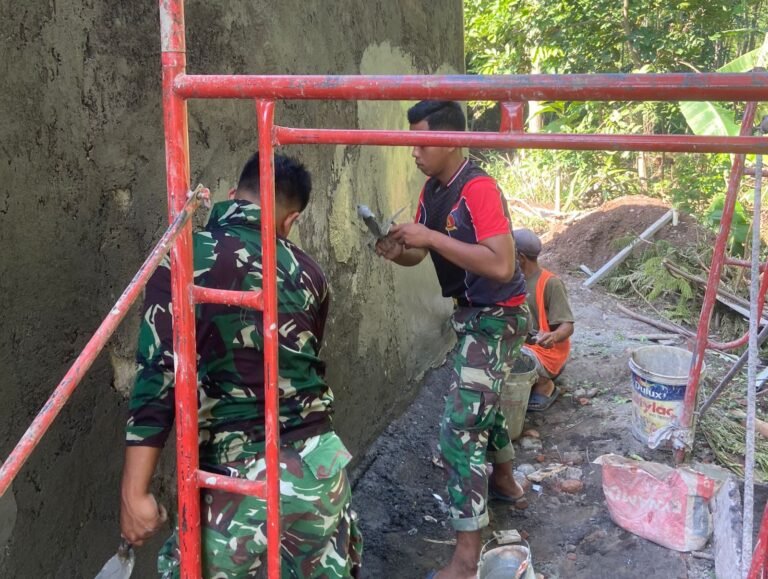 Lanjutkan Pekerjaan Fisik, Satgas TMMD Ke-128 Plester Dinding Musholla Baiturrahim