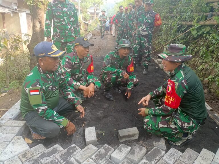 Dansatgas TMMD Ke-128 Tinjau Langsung Pemasangan Paving, Pastikan Kwalitas Pengerjaan