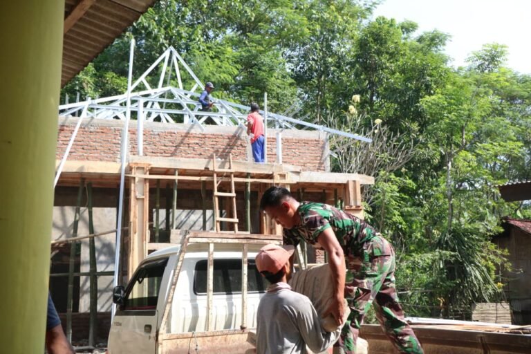 Pembangunan Musholla Baiturrahim di Dusun Leduk Masuk Tahap Pemasangan Kerangka Atap