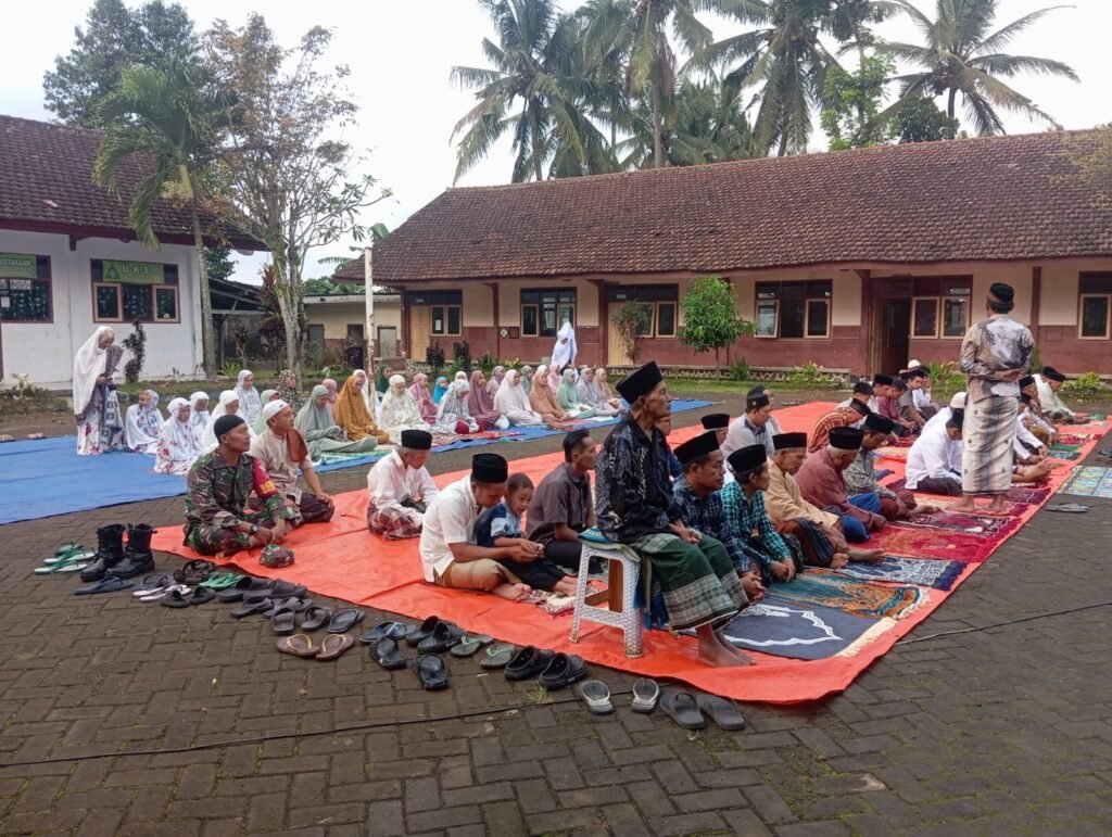 Pantau Salat Idul Adha di Lereng Licin, Babinsa dan Bhabinkamtibmas Jaga Kekhusyukan Jamaah Muhammadiyah